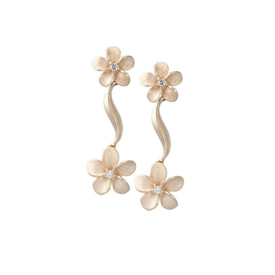 Pendientes de 14k Plumeria lei con 4 diamantes