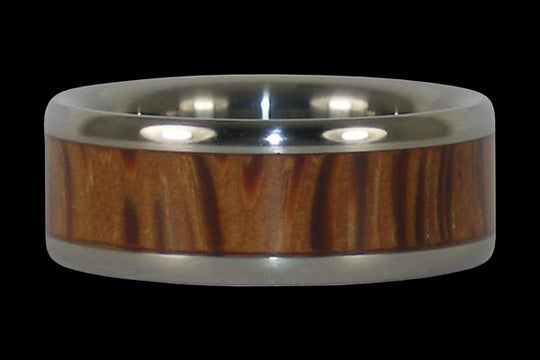Anillo de titanio de madera de palma