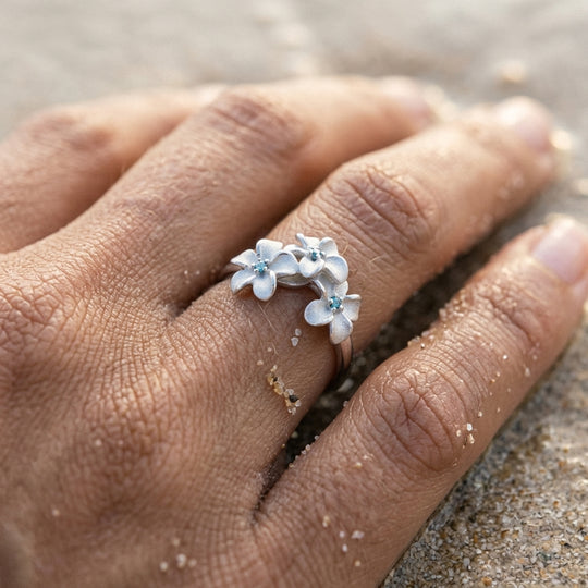 Bague de plumeria de 8 mm 14K avec 3 diamants bleus
