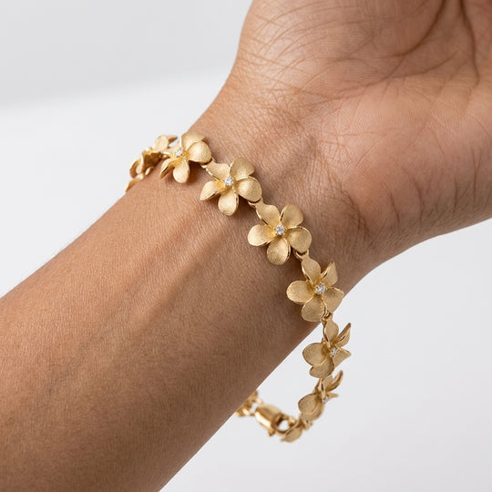 Pulsera de plumeria de 11 mm de 14k con 13 diamantes y 13 flores