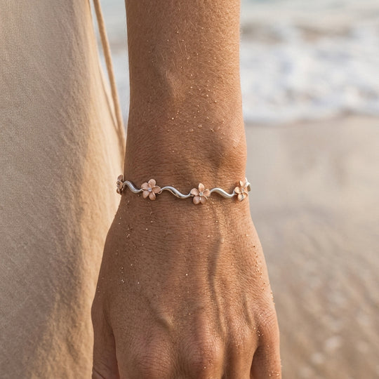 Pulsera de 14k 2/Tone Plumeria lei con 6 diamantes