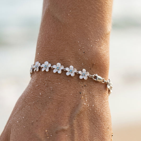 Pulsera de plumeria de 14k 08 mm con 18 diamantes y 18 piezas de flores