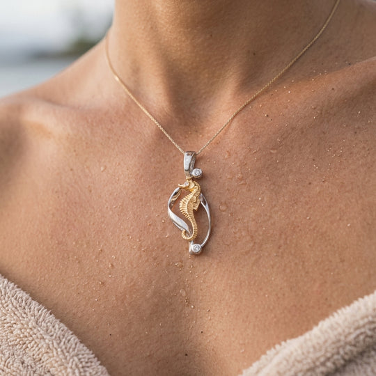 Colgante de caballos de mar solo de 14k 2/tono con 3 diamantes