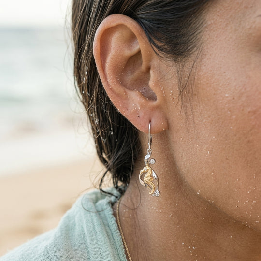 Pendientes de caballos de mar solo de 14k dos tonos con 6 diamantes
