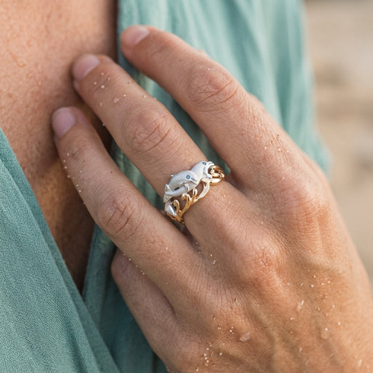 Anillo de delfín de "pareja volcada" de 14k 20 mm con 2 diamantes azules