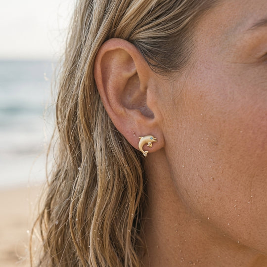 Pendientes de Dolphin Stud de 14k 10 mm "saltando single" con 2 diamantes azules