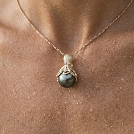 Colgante de pulpo de oro con perlas y diamantes tahitianos de 11 mm
