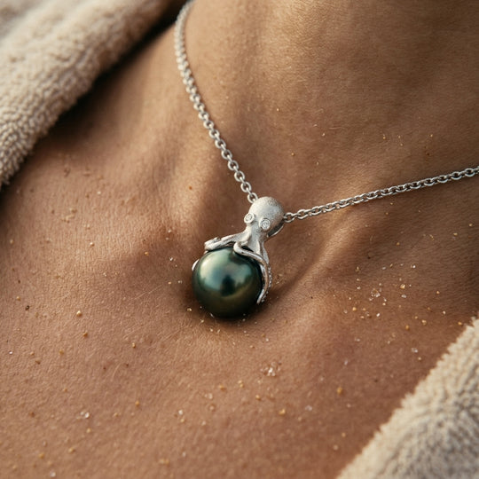 Colgante de pulpo de oro blanco con perlas y diamantes tahitianos de 11 mm
