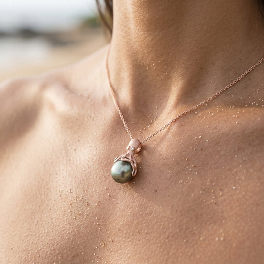 Colgante de pulpo de oro rosa con perlas y diamantes tahitianos de 13 mm