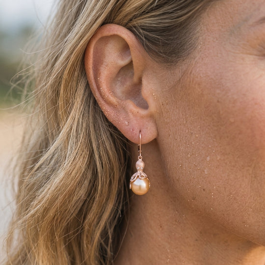 Pendientes de pulpo de oro rosa con perlas de agua dulce de durazno y diamantes