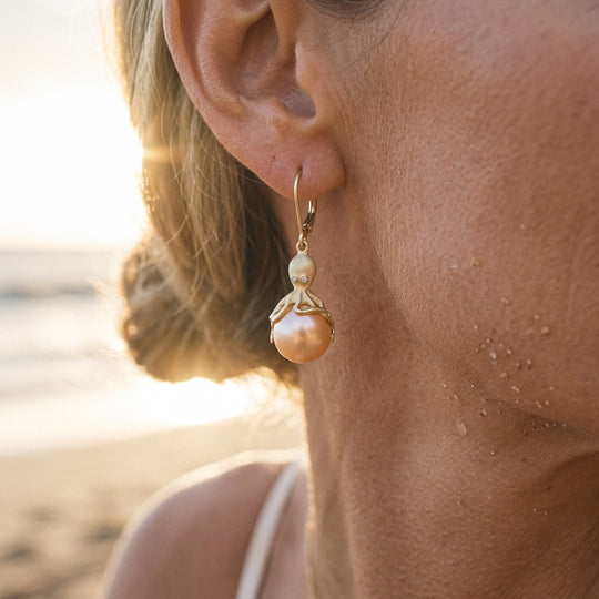 Pendientes de pulpo de oro con perlas de agua dulce de durazno y diamantes