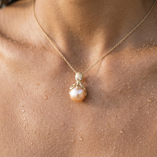 Colgante de pulpo de oro con perlas de agua dulce de 10 mm de durazno y diamantes