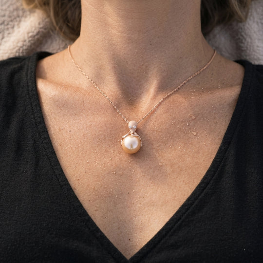 Colgante de pulpo de oro rosa con perlas de agua dulce de 10 mm Peach y diamantes