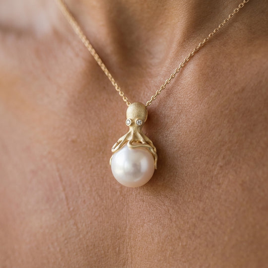 Colgante de pulpo de oro con perlas de agua dulce blanca de 10 mm y diamantes