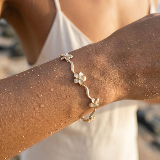 Pulsera de plumeria de 14k con 6 diamantes