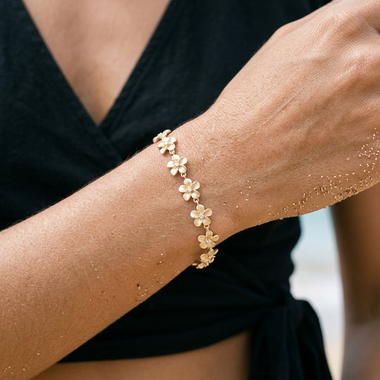 Pulsera de plumeria de 14k 8 mm con 18 diamantes