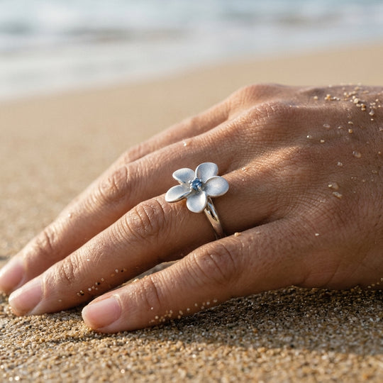 Bague Plumeria de 13 mm 14K avec diamant bleu