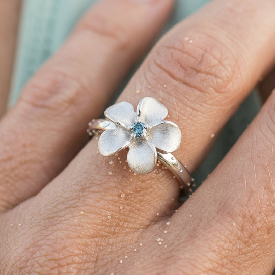 Anneau de plumeria de 14k 10 mm avec diamant bleu