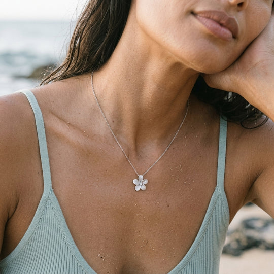 Tobe de plumeria 14K 13 mm avec diamant de 0,03 carats