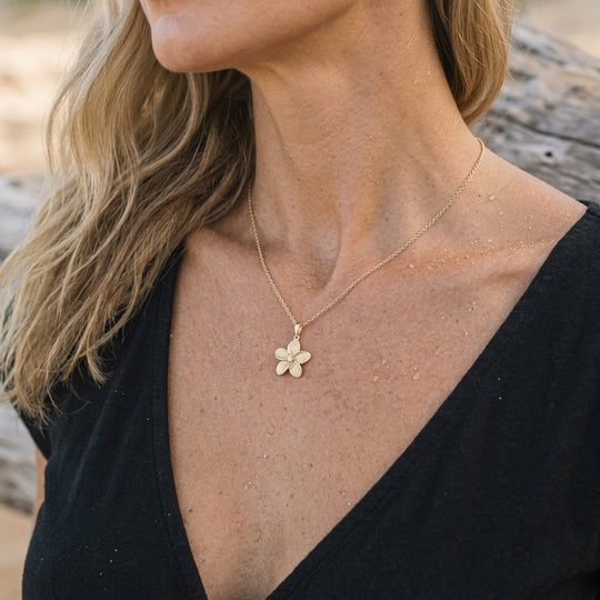 Pendant Plumeria 18 mm 14K avec diamant 0,05 carat