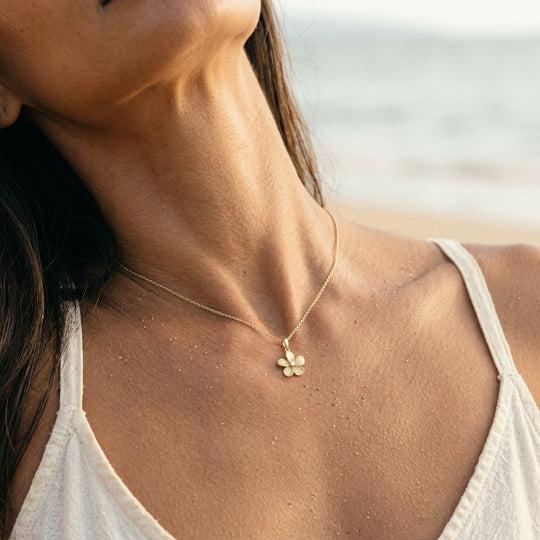 Pendant Plumeria 13 mm 14K avec diamant 0,03 carat