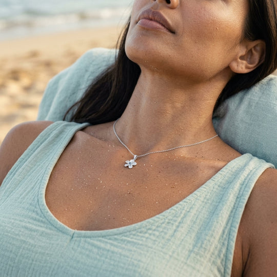 Pendant Plumeria 13 mm 14K avec 0,03 carats diamant bleu