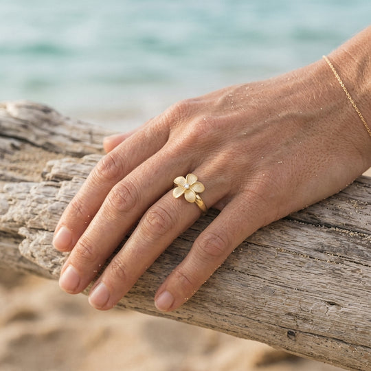 Anneau de plumeria de 15K 15 mm avec diamant