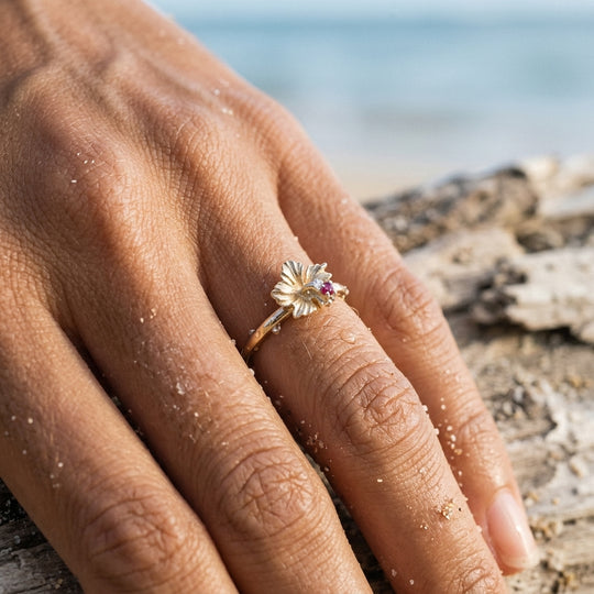 Bague d'hibiscus 14K avec 0,015 cm Ruby et 0,02 cot
