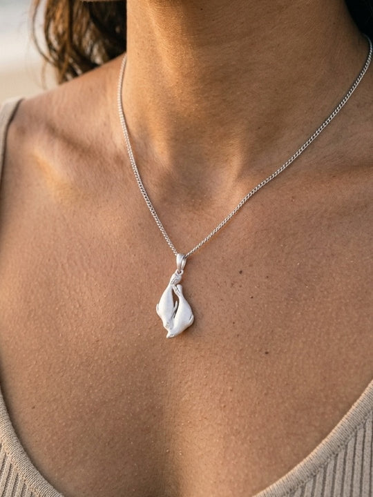 Precious Silver 20mm Seal Pendant "Dancing Couple" with 4 Diamonds