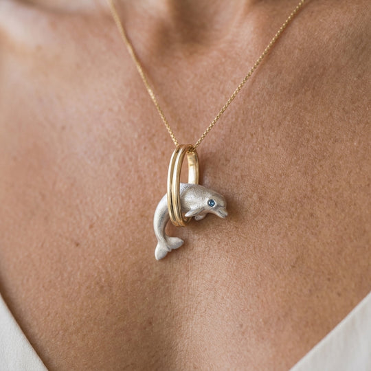 Colgante de delfines de "bucle de salto" de 14k 15 mm con 0.01 Blue Diamond