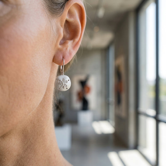Arete de 15 mm de 14k de dólar de arena con 10 diamantes