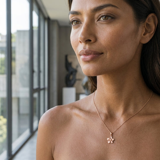 Colgante de diamantes Plumeria de 14k 11 mm