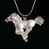 Gold amarillo de 14k con colgante de caballos de espíritu de diamante